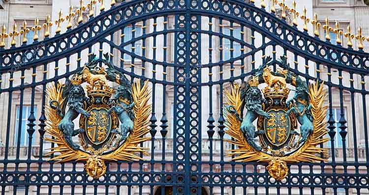 Buckingham Sarayının kapısı