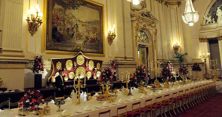 Buckingham Sarayında akşam yemeği